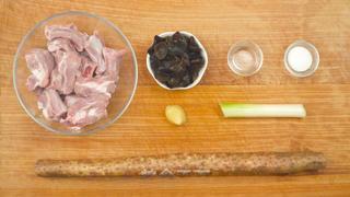 Braised Pork Ribs with Yam and Black Fungus step 1: Cut the pork ribs into sections and rinse thoroughly. Soak and clean the black f