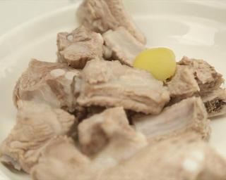 Braised Pork Ribs with Yam and Black Fungus step 4: Place the ribs in a pot of cold water with a few ginger slices. Bring to a boil
