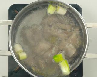 Braised Pork Ribs with Yam and Black Fungus step 5: Bring about 2.5 liters of fresh water to a boil. Add the blanched ribs, remainin