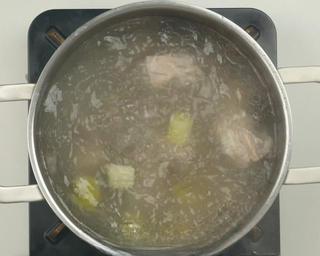 Braised Pork Ribs with Yam and Black Fungus step 6: Simmer the ribs for about 30 minutes. Add the yam and black fungus, then continu