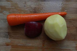 Vegetable Curry Rice step 3: Wash the carrot, potato, and onion thoroughly.