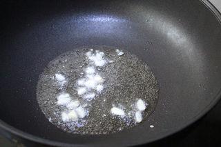 Vegetable Curry Rice step 5: Heat a little oil in a pan and sauté the minced garlic until fragrant.