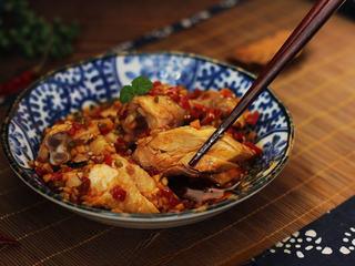 Spicy Steamed Chicken step 11: Mix a few spoonfuls of reserved chicken broth into the sauce, pour it over the c