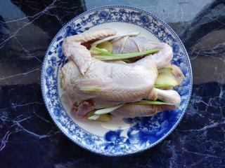 Spicy Steamed Chicken step 2: Clean the chicken thoroughly. Stuff the cavity with chopped green onions and gin