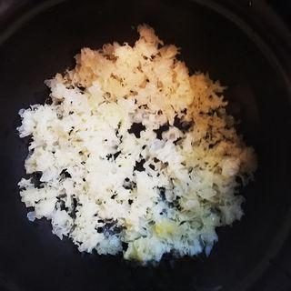 Lotus Seed and White Fungus Dessert Soup step 2: Remove the tough base, rinse thoroughly, tear the fungus into small pieces, and