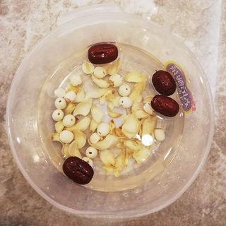 Lotus Seed and White Fungus Dessert Soup step 4: While the fungus is simmering, soak the lotus seeds, dried lily bulbs, and red d