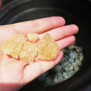 Lotus Seed and White Fungus Dessert Soup step 5: Add yellow rock sugar and stir until dissolved.