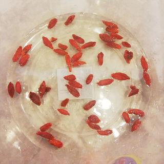 Lotus Seed and White Fungus Dessert Soup step 7: Rinse the goji berries and soak briefly until softened.