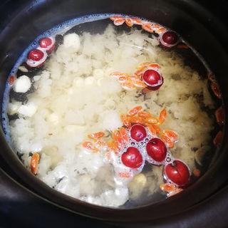 Lotus Seed and White Fungus Dessert Soup step 8: Continue simmering for another hour, then add the softened goji berries.
