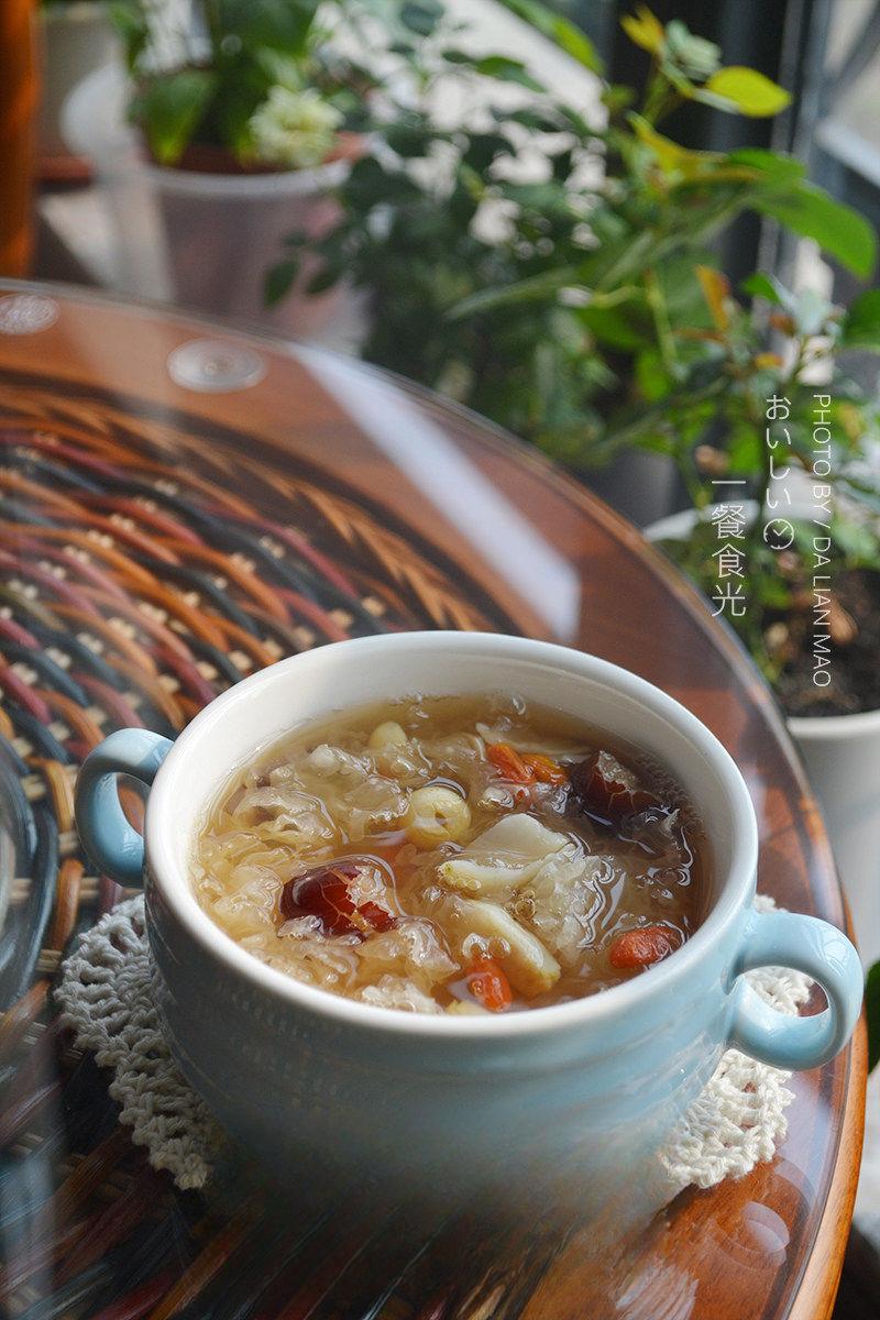 Lotus Seed and White Fungus Dessert Soup recipe photo