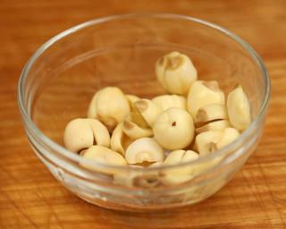 Eight Treasure Porridge step 2: Soak the lotus seeds in warm water until softened, then remove the bitter cores 