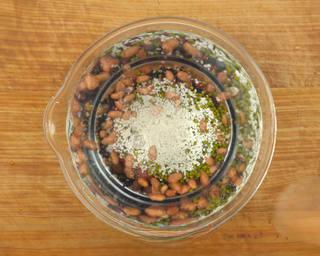 Eight Treasure Porridge step 3: Rinse the black glutinous rice, kidney beans, red beans, peanuts, mung beans, gl