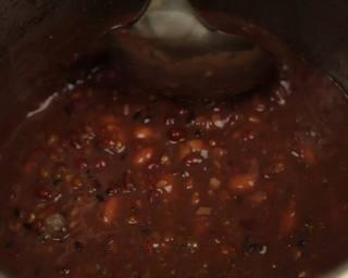 Eight Treasure Porridge step 5: Pressure cook for 20 to 30 minutes, or until the beans and grains are tender and
