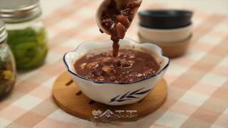 Eight Treasure Porridge step 6: Release the pressure, add the rock sugar, and stir until completely dissolved. S