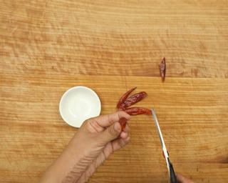 Hot and Sour Stir-Fried Cabbage step 3: Cut the dried chilies into small sections.