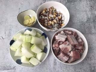 Winter Melon and Pork Rib Soup step 1: Prepare all ingredients. Soak the fox nuts, lingzhi slices, and lotus seeds over