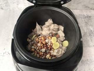 Winter Melon and Pork Rib Soup step 3: Transfer the blanched ribs, soaked lotus seeds, fox nuts, lingzhi slices, and gi