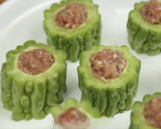 Steamed Stuffed Bitter Melon step 10: Arrange the stuffed bitter melon pieces in a steamer.