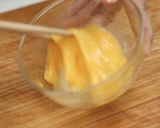 Steamed Stuffed Bitter Melon step 4: Beat the egg until smooth.