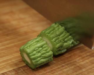 Steamed Stuffed Bitter Melon step 7: Cut the bitter melon into thick rings.