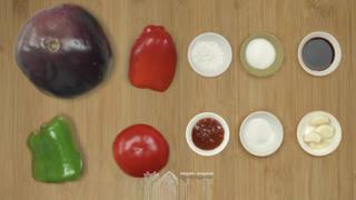Braised Eggplant with Tomatoes and Peppers step 1: Wash the vegetables. Cut the green and red bell peppers into chunks and mince th