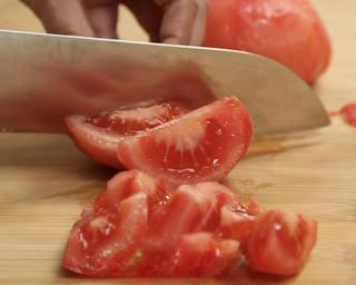 Braised Eggplant with Tomatoes and Peppers step 2: Peel the tomato and cut it into pieces.