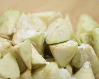 Braised Eggplant with Tomatoes and Peppers step 5: Coat the drained eggplant evenly with a thin layer of cornstarch.