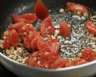 Braised Eggplant with Tomatoes and Peppers step 9: In a clean pan, heat a little oil. Sauté the garlic until fragrant, then add the
