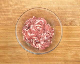 Scallion Lamb Stir-Fry step 5: Marinate the lamb with a little Shaoxing wine, salt, and cornstarch slurry. Mix