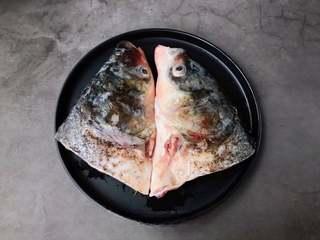 Steamed Fish Head with Chili Sauce step 4: Remove the shredded ginger from the marinated fish head and place the fish head 