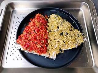 Steamed Fish Head with Chili Sauce step 7: Evenly spread the chopped chili mixture and fermented black bean chili sauce ove