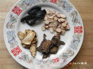 Four-Ingredient Herbal Soup step 1: Rinse the angelica root, prepared rehmannia root, Sichuan lovage root, and white