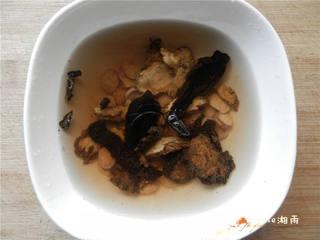 Four-Ingredient Herbal Soup step 2: Place the herbs in a clay pot and soak them in water for at least 30 minutes.