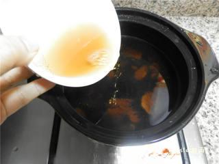 Four-Ingredient Herbal Soup step 4: Pour in 1/2 bowl of rice wine.