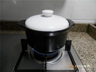 Four-Ingredient Herbal Soup step 5: Bring to a boil over high heat, then reduce to low heat and simmer until the liq