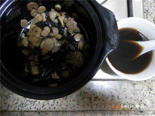 Four-Ingredient Herbal Soup step 6: Strain the herbal liquid into a clean container and reserve the herbs.