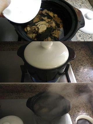 Four-Ingredient Herbal Soup step 7: Return the herbs to the clay pot, add about 3 bowls of fresh water, and simmer a