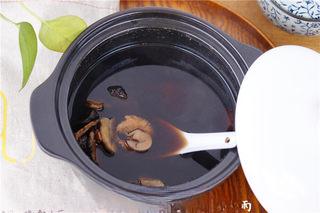 Four-Ingredient Herbal Soup step 8: Strain the second extraction and combine it with the first batch of herbal liqui