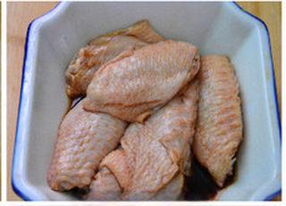 Fermented Tofu Braised Chicken Wings step 1: Rinse the chicken wings and score each wing with shallow cuts. Marinate with 1/2