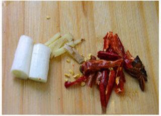 Fermented Tofu Braised Chicken Wings step 2: Slice the ginger, cut the dried chilies in half, and cut the scallions into sect