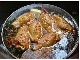 Fermented Tofu Braised Chicken Wings step 5: Pour in enough boiling water to fully cover the chicken wings.