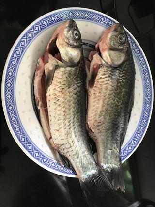 Braised Sea Bass Recipe step 1: Clean the sea bass thoroughly, removing the scales, gills, and internal organs.