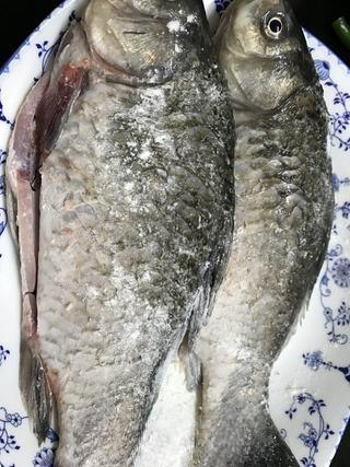 Braised Sea Bass Recipe step 2: Pat the fish completely dry with paper towels and lightly coat the surface with