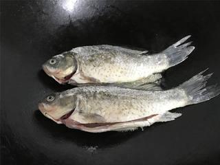 Braised Sea Bass Recipe step 3: Heat oil in a large skillet or wok over medium-high heat.