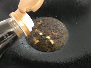 Braised Sea Bass Recipe step 6: Add rice wine, light soy sauce, dark soy sauce, sugar, and a small amount of wat