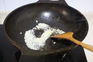 Sweet and Sour Pork Strips step 10: Leave a small amount of oil in the pan and sauté the minced garlic until fragran