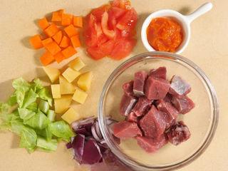 Tomato Beef Brisket Stew step 1: Prepare all ingredients. For younger children, cut the beef into smaller pieces