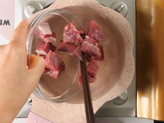 Tomato Beef Brisket Stew step 2: Place the beef brisket in a pot of cold water and bring to a boil. Once foam ris