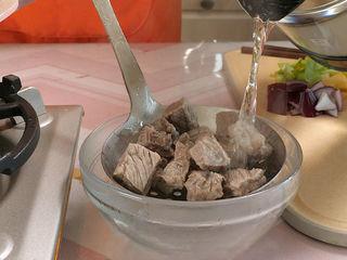 Tomato Beef Brisket Stew step 3: Rinse the beef with hot water to remove any remaining impurities.