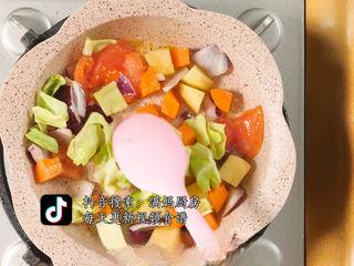Tomato Beef Brisket Stew step 5: Heat a little oil in a pan and stir-fry the tomatoes, potatoes, carrots, cabbage
